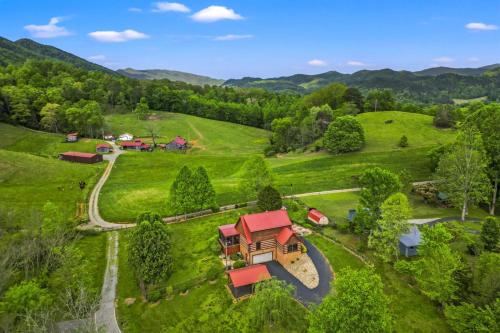 Hidden Star Hideaway-Blackberry Farm-Smoky Mtn Nat Park-Hot Tub- Fire Pit- Fenced Yard- Pet Friendly