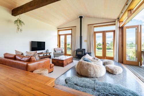 Luxury Wanaka villa, hot tub & mountain views