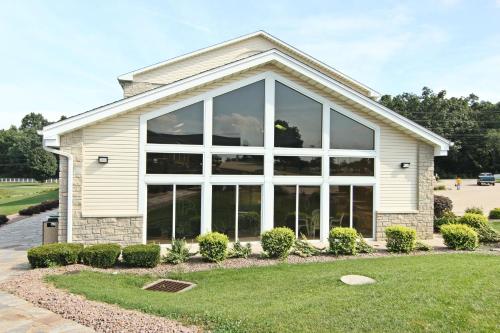 Crown Pointe Lodge; BW Signature Collection