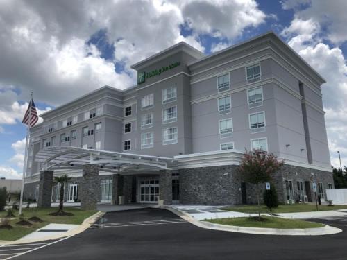 Holiday Inn & Suites - Fayetteville W-Fort Bragg Area by IHG