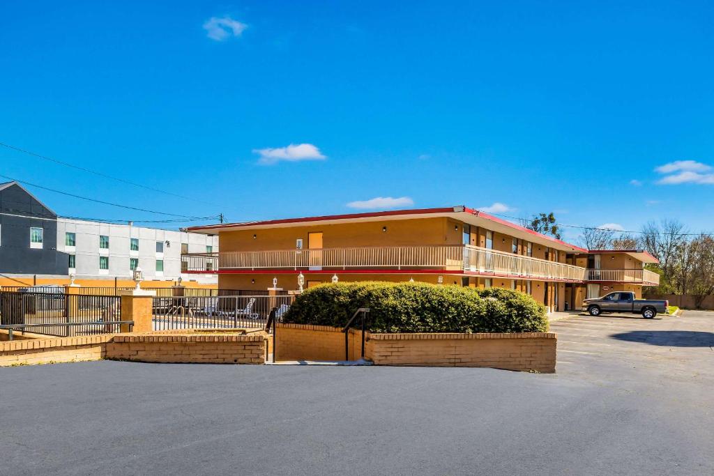 Econo Lodge Inn & Suites Macon West