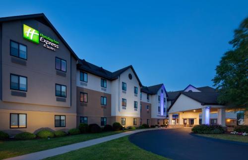 Holiday Inn Express & Suites Bradley Airport by IHG