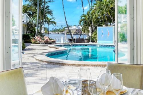 The Pillars Hotel & Club